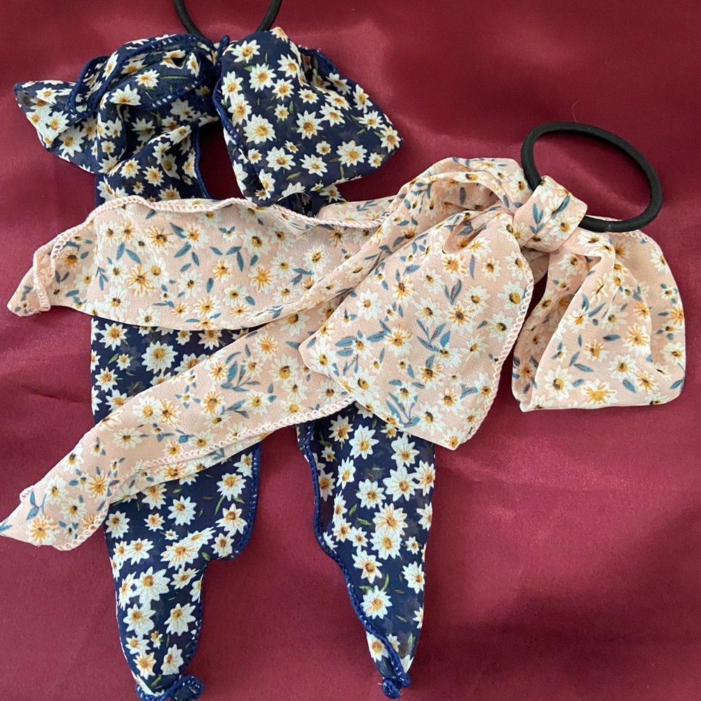 Chic Daisy Hair Tie Scrunchie - Picture 6 of 9